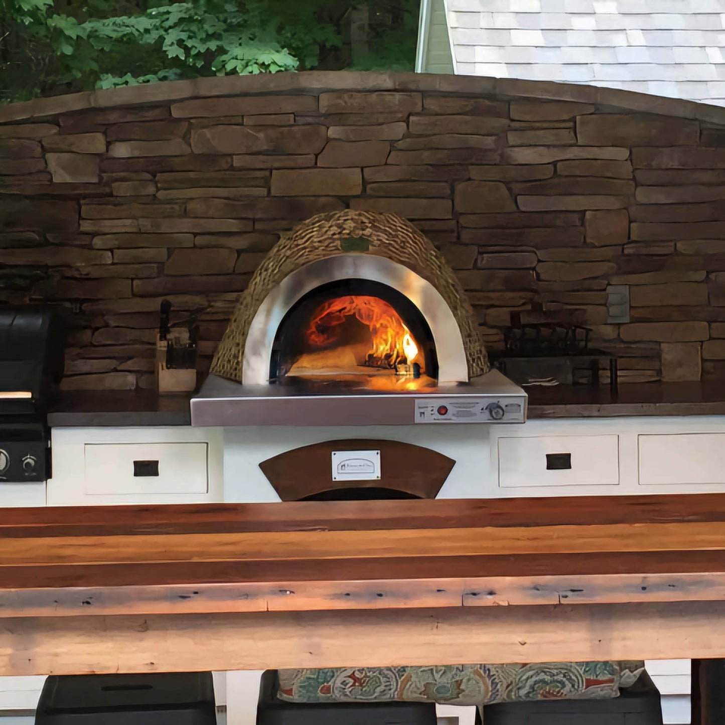 HPC Forno de Pizza Gas and Wood-Burning Outdoor Pizza Oven outdoor front view